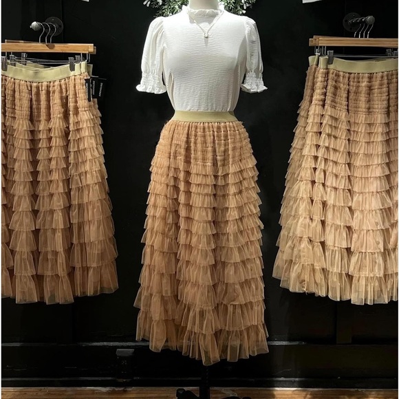 31 Fabulous A-Line High Waisted Solid Color Tulle Skirts - Picture 5 of 5